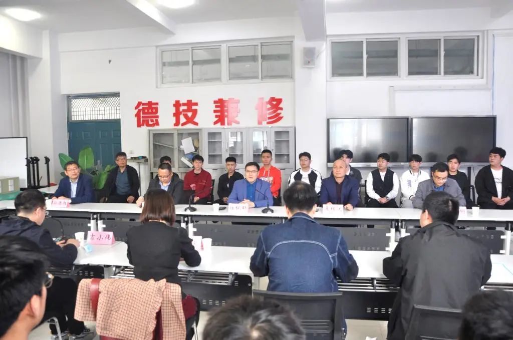 图注:“A+雏鹰计划”五期富士康班组班仪式