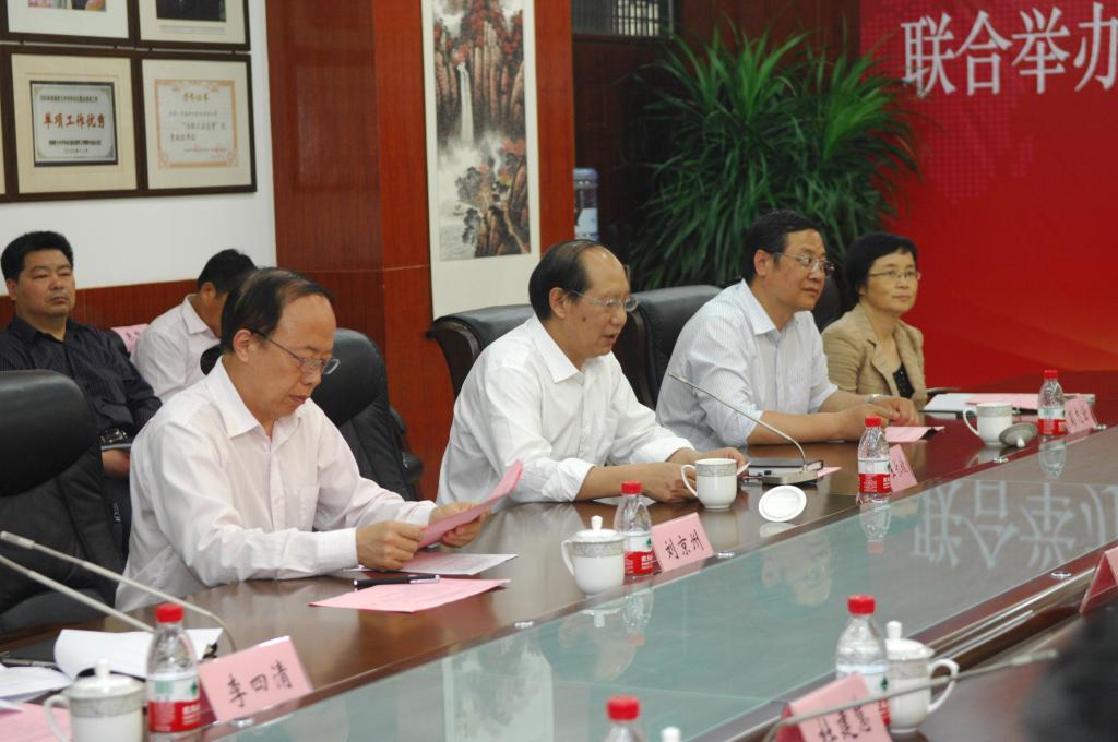 学院党委书记王长钦(前排左二)致辞