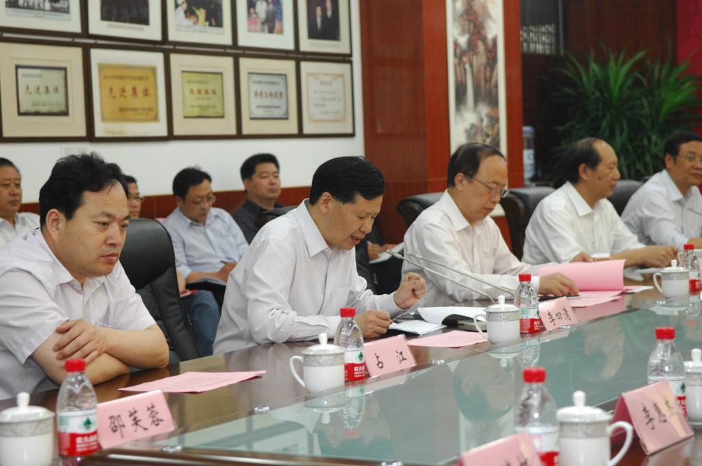 学院党委副书记、院长李四清(前排左二)主持